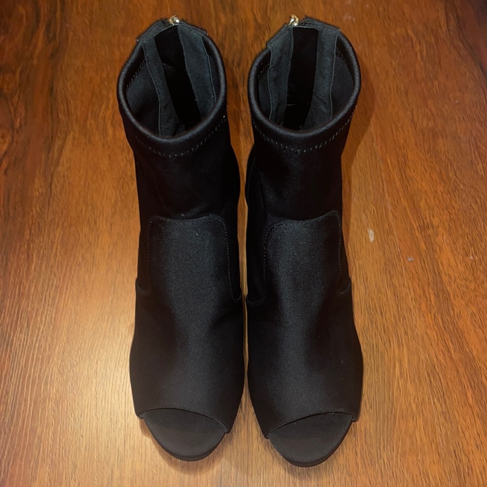 BooHoo Size 10 Neoprene open toe Bootie